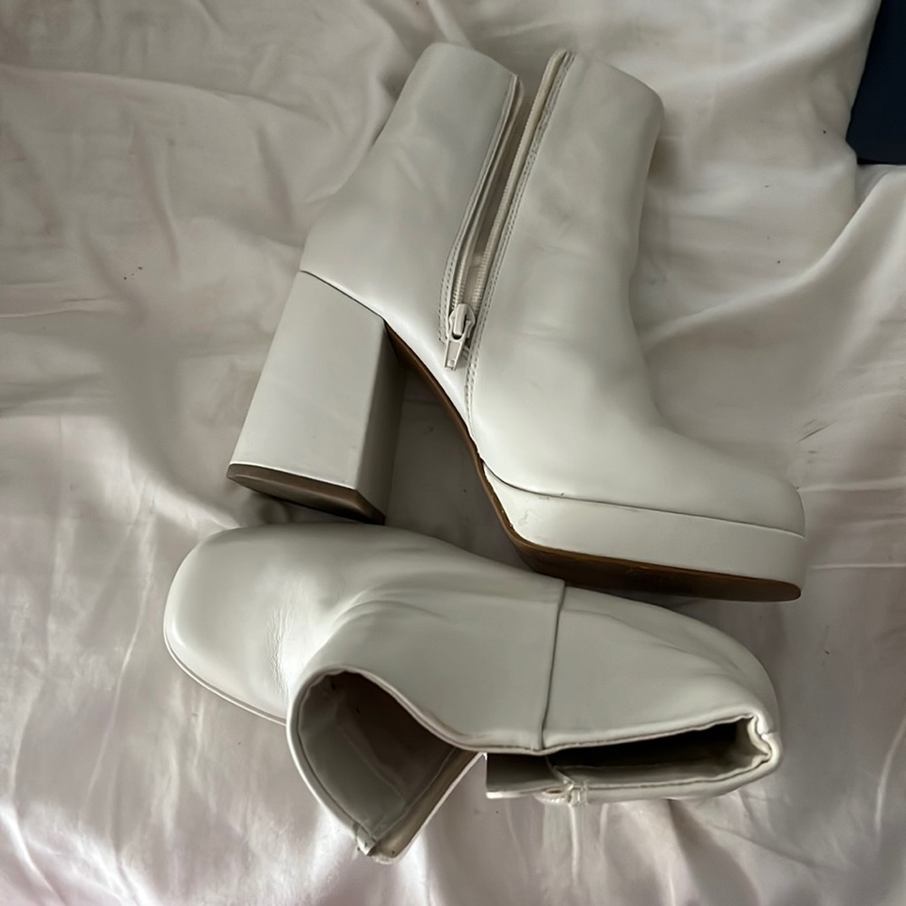 STEVE MADDEN WHITE LEATHER BOOT